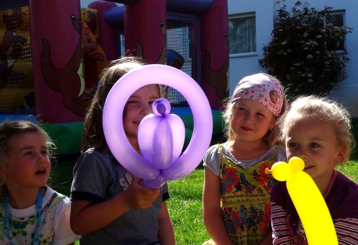 Bunte Ballonfigur entsteht beim Ballonmodellieren