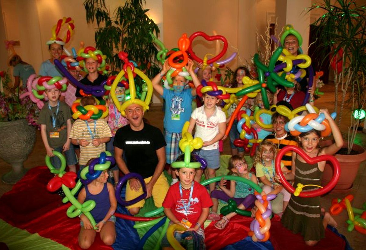 Kinder mit Ballonherz bei einer Veranstaltung