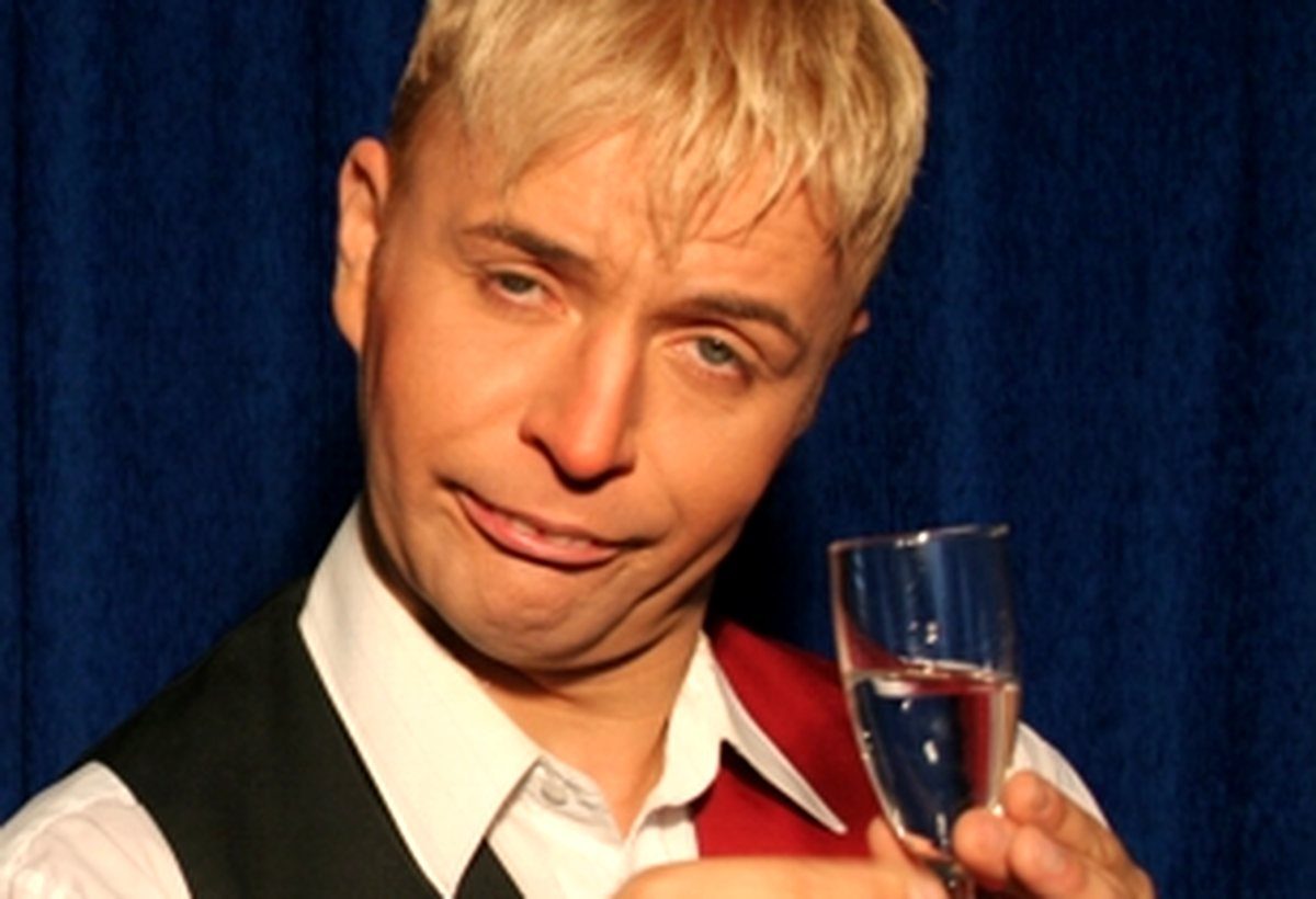 Falscher Kellner Hugo Huber mit Glas